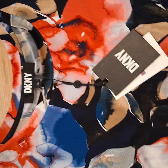 NWT DKNY Womens Floral Plus Size Blouse With Pleated Bottom - Picture 3 of 4